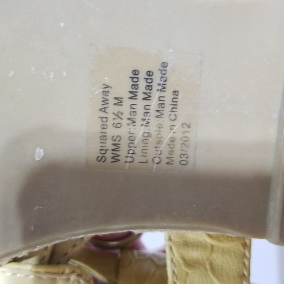 KENNETH COLE REACTION Squared Away Yellow Thong Sandals - Picture 3 of 11